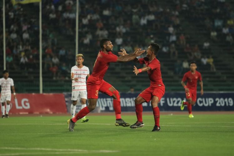 Striker timnas u-22 Indonesia, Marinus Wanewar (kiri) saat melakukan selebrasi gol ke gawang Kamboja pada laga pamungkas Grup B Piala AFF U-22 2019 di Stadion Nasional, Phnom Penh, Jumat (22/02/2019).