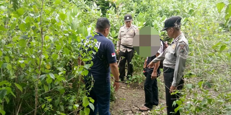 Personil polsek tana toraja bekuk oknum guru honorer diduga melakukan tindak pemerkosaan terhadap gadis penyandang disabilitas di kecamatan Bonggakaradeng, Tana Toraja, Kamis (03/01/2019).