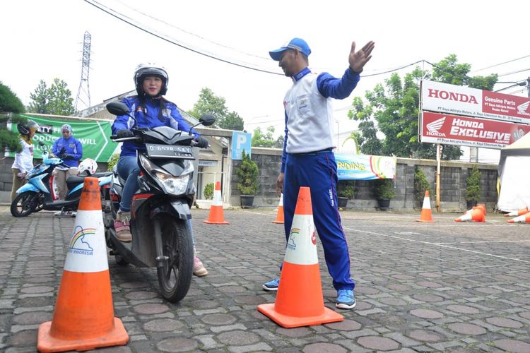 Perlatihan safety riding lady biker Honda oleh diler utama Honda Jawa Barat pada perayaan Hari Kartini, Jumat (21/4/2017).