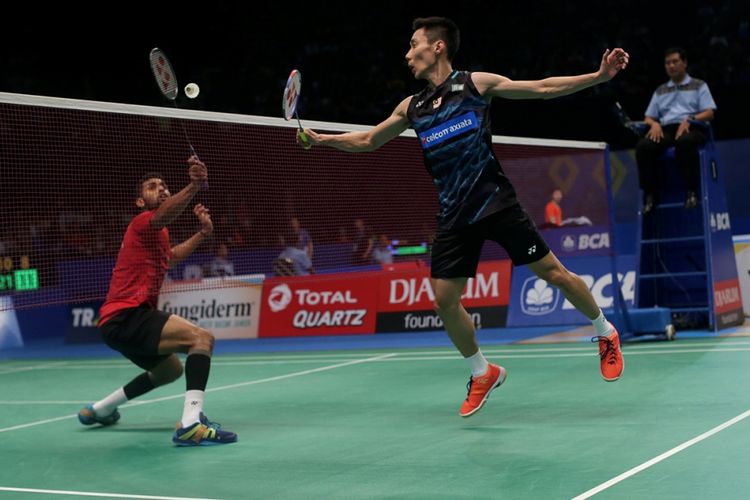 Pemain tunggal putra Malaysia, Lee Chong Wei (kanan) bertanding melawan pemain tunggal putra India, Prannoy Haseena Sunil Kumar pada pertandingan babak kedua BCA Indonesia Open Super Series Premier 2017 di Plenary Hall, Jakarta Convention Center, Kamis (15/6/2017). Lee Chong Wei gagal melaju ke perempat final setelah kalah dengan skor 10-21 dan 18-21.