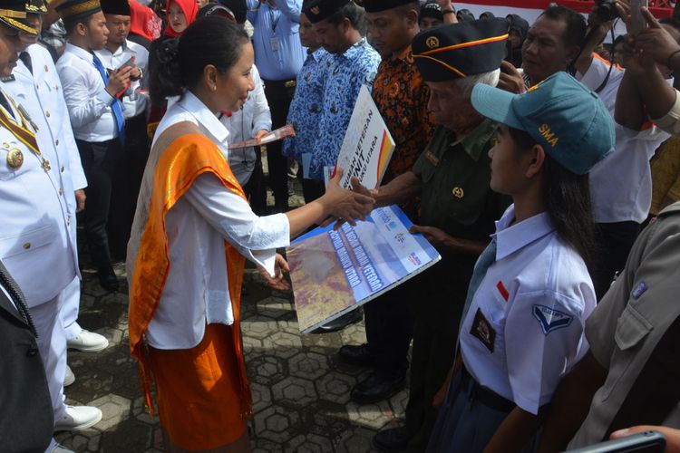 Menteri BUMN Rini M. Sumarno menyerahkan bantuan rumah secara simbolis kepada veteran usai Upacara HUT RI ke-72 di Kabupaten Halmahera Timur, Maluku Utara, Kamis (17/8/2017)