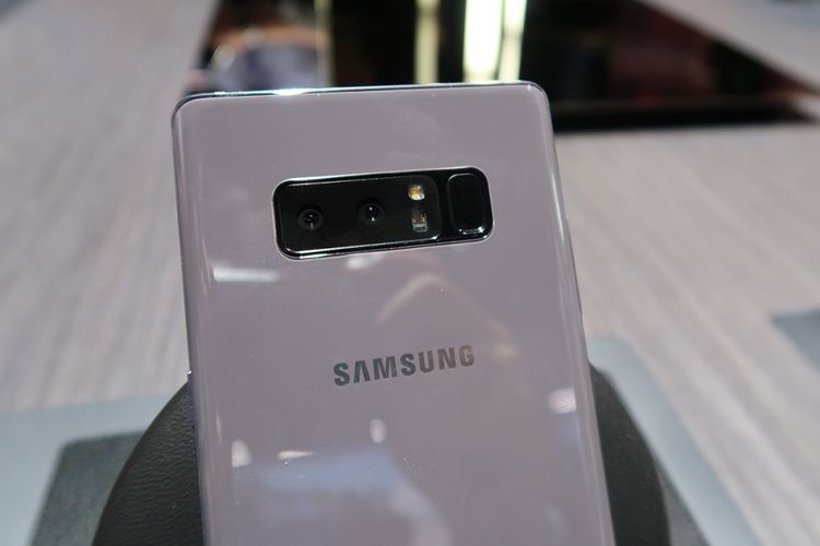 Kamera ganda di Galaxy Note 8 berada di punggung smartphone, kombinasi lensa wide-tele dengan focal lenght masing-masing 