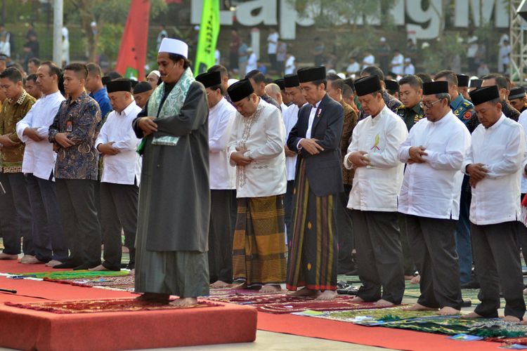 Presiden Joko Widodo melaksanakan shalat Idul Adha di Lapangan Merdeka, Kota Sukabumi, Jawa Barat, Jumat (1/9/2017).