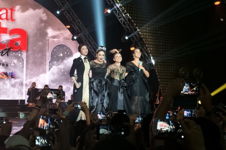 Krisdayanti, Rossa, Raisa, dan Isyana Sarasvati yang berjuluk The Greatest Four tampil dalam konser Ayat Ayat Cinta 2 yang berlangsung di Jakarta Convention Center (JCC) Senayan, Jakarta Selatan, Rabu (20/12/2017) malam. 