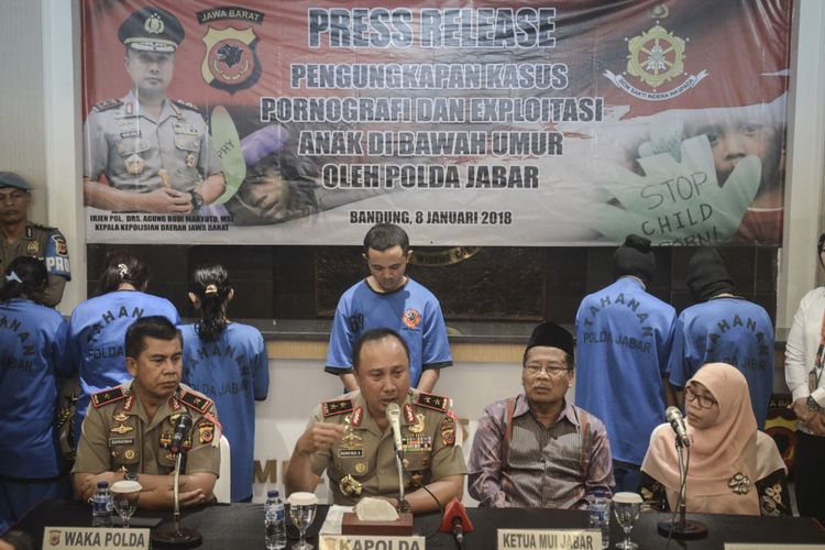 Kapolda Jabar Irjen Pol Agung Budi Maryoto (kedua kiri) bersama Wakapolda Jabar Brigjen Pol Supratman (kiri), Ketua MUI Jabar Rachmat Syafei (kedua kanan) dan Ketua Pusat Pelayanan Terpadu Pemberdayaan Perempuan dan Anak (P2TP2A) Jabar Netty Heryawan (kanan) memberikan keterangan kepada awak media saat rilis kasus pornografi dan eksploitasi anak di Polda Jabar, Bandung, Jawa Barat, Senin (8/1). Tim Gabungan Polda Jabar berhasil menangkap enam orang tersangka pembuat video porno yang mengeksploitasi anak dibawah umur dan diancam dengan hukuman maksimal 15 tahun penjara. ANTARA FOTO/Raisan Al Farisi/ama/18