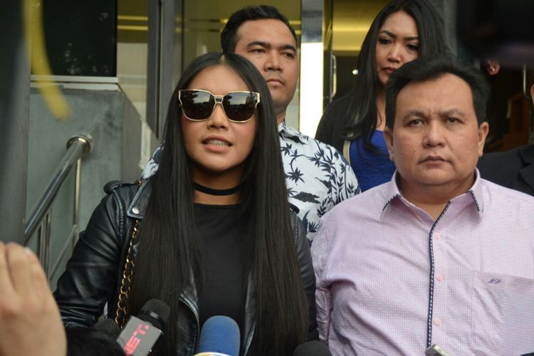 Denada bersama kuasa hukumnya, Minola Sebayang saat melaporkan warganet ke Pilda Metro Jaya, Jakarta Selatan, Rabu (14/2/2018).