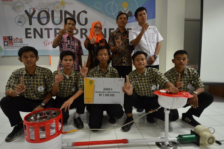 Pemenang kedua SMK Excellent 1 Tangerang dengan hasil karya Kompor Berbahan Bakar Oli Bekas.