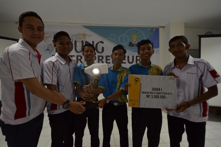 Pemenang pertama SMK Jaya Buana Tangerang dengan hasil karya Buana Smart Light.