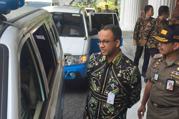 Gubernur DKI Jakarta Anies Baswedan mengirimkan 30  petugas Satpol PP perempuan untuk memastikan penutupan Hotel Alexis, Adapun pelepasan dilakukan di pendopo Balai Kota DKI Jakarta, Jakarta Pusat, Kamis (29/3/2018). 