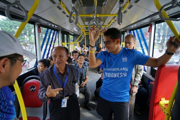 Wakil Gubernur DKI Jakarta Sandiaga Uno naik bus transjakarta menuju Balai Kota, Jumat (6/4/2018). 