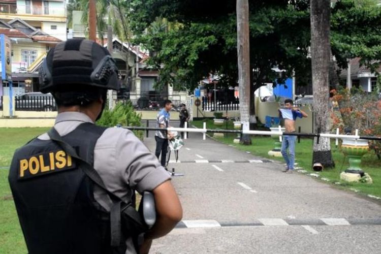 Markas Komando Polres (Mapolres) Baubau, Sulawesi Tenggara, melakukan pemeriksaan terhadap setiap pengunjung yang hendak masuk ke Mapolres, Senin (14/5/2018). 