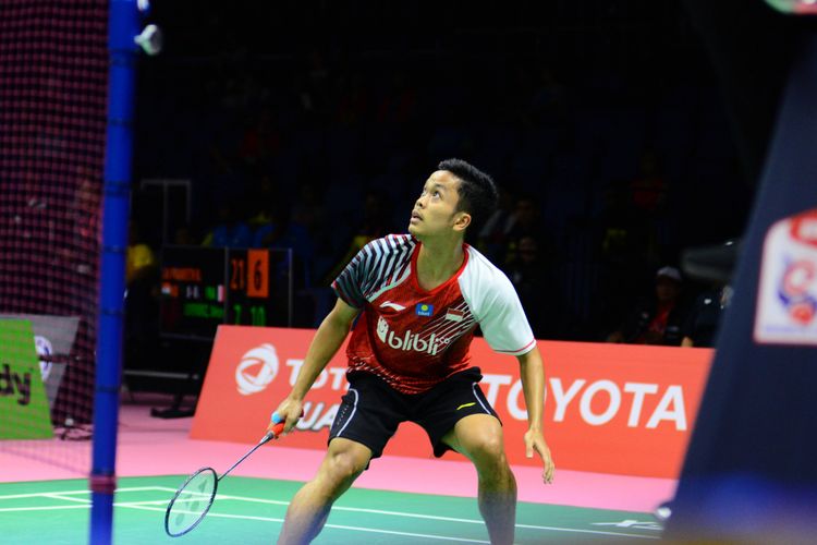 Pebulu tangkis tunggal putra Indonesia Anthony Sinisuka Ginting menjalani pertandingan babak penyisihan Grup B Piala Thomas 2018 antara Indonesia dan Kanada, di Impact Arena, Muang Thong Thani, Bangkok, Thailand, Minggu (20/5/2018). Anthony menang atas Jason Anthony Ho-Shue, 21-11, 21-18. 