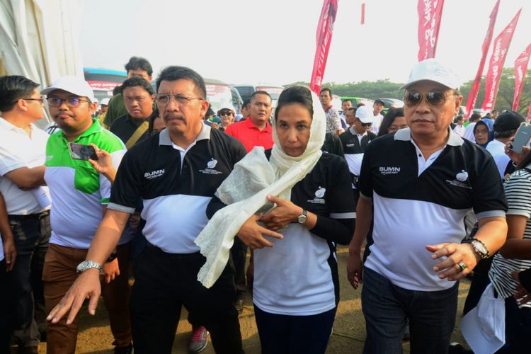 Menteri BUMN Rini Soemarno didampingi Direktur Utama PT Bank Tabungan Negara (Persero) Maryono melepas peserta Mudik Bareng BTN di Ancol, Jakarta Utara, Sabtu (9/6/2018).