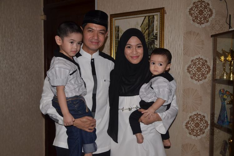 Dude Harlino dan Alyssa Soebandono bersama kedua anak mereka Saat ditemui di kediamannya di kawasan Tebet,  Jakarta Selatan, Jumat (15/6/2018).