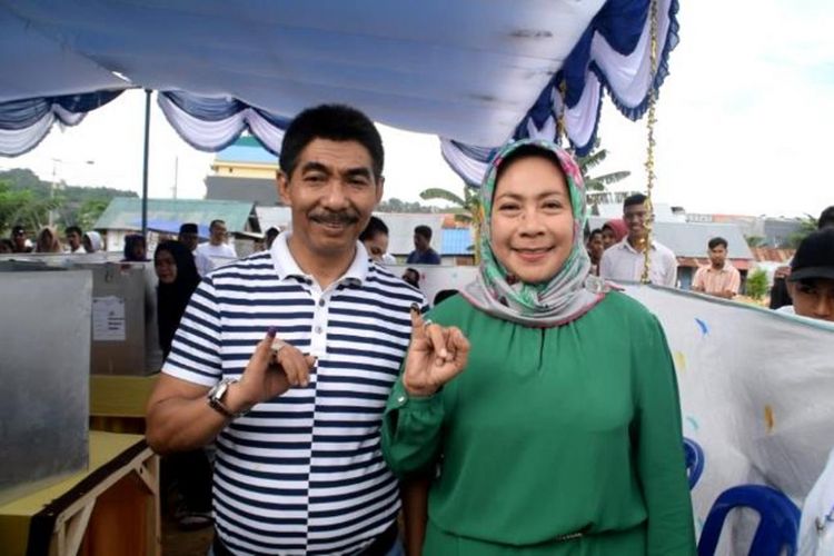 Calon Walikota Baubau, Roslina Rahim (kanan) usai melakukan pencoblosan di TPS 06