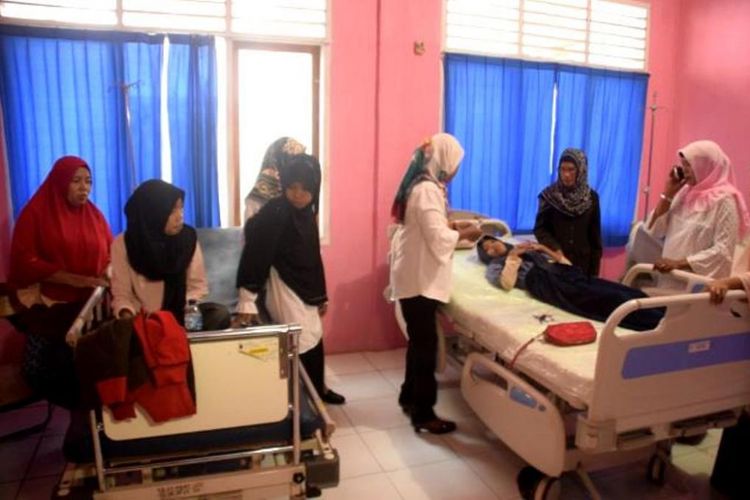 Sebanyak 58 siswi Madrasah Tsanawiyah Negeri 1 Kabupaten Buton, Sulawesi Tenggara, dilarikan ke UGD RSUD Buton setelahmeminum obat penambah darah, Rabu (25/7/2018). 