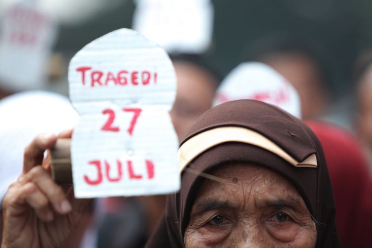 Keluarga korban tragedi 27 Juli bersama massa dari Forum Komunikasi Kerukunan 124, Rabu (27/7/2011), mendatangi bekas kantor DPP PDI di Jalan Diponegoro 58, Jakarta, untuk memperingati 15 tahun peristiwa tersebut. Mereka mendesak Presiden menyelesaikan berbagai kasus pelanggaran hak asasi manusia, termasuk tragedi 27 Juli 1996. 