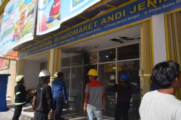 Swalayan Indomaret di Jalan Andi Djemma , Palopo, nyaris ludes akibat hubungan arus pendek listrik, Kamis (9/8/2018). 