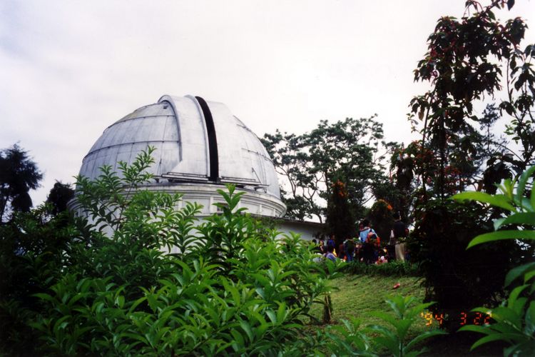 Film Petualangan Sherina ikut memicu kepopuleran Observatorium Bosscha, Lembang. Banyak orang yang kemudian ingin melihat dari dekat pusat peneropongan Bintang yang didirikan oleh KAR Bosscha pada tahun 1928 ini. Pada tahun 2000, Bosscha dikunjungi 12.000 orang. Jumlah ini diperkirakan bakal terus membengkak sehingga butuh pengaturan tersendiri.  
