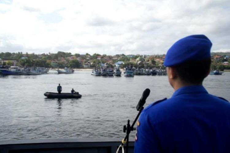 Memperingati hari Kemerdekaan Indonesia yang ke-73, puluhan kapal nelayan di Kota Baubau, Sulawesi Tenggara melaksanakan upacara di atas laut perairan Kota Baubau.