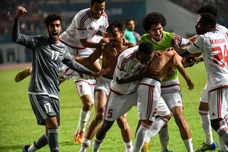Pesepak bola Uni Emirat Arab meluapkan kegembiraannya seusai menang adu pinalti melawan tim sepak bola Indonesia saat pertandingan Babak 16 besar Asian Games ke 18 di Stadion Wibawa Mukti, Cikarang, Jawa Barat, Jumat (24/8/2018). Indonesia kalah adu penalti dengan skor 3-4.