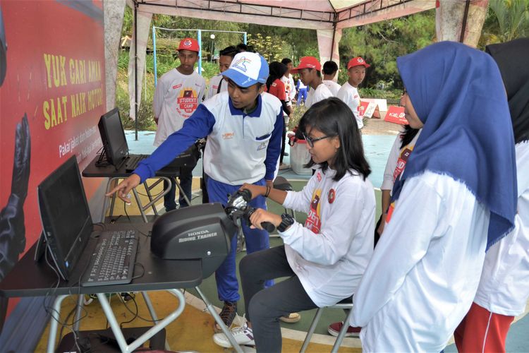 YAHM Student Camp di Kusuma Agrowisata Batu Malang, dan diikuti pelajar setingkat SLTA dari Surabaya dan Malang (29/30/8).