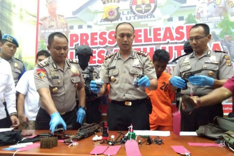 Kapolres Aceh Utara, AKBP Ian Rizkian memperlihatkan barang bukti dan tersangka dalam kasus pembunuhan Bripka Faisal di Mapolres Aceh Utara.