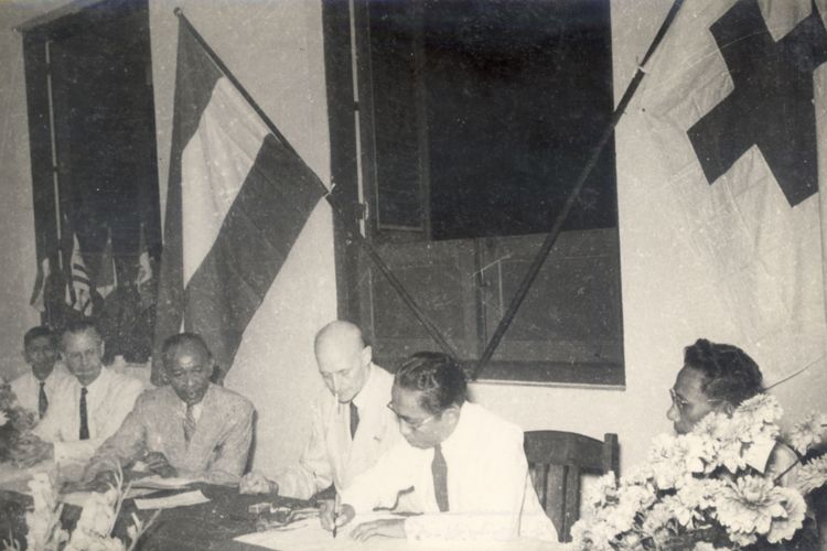 Dr. Bahder Djohan, sebagai wakil dari PMI menandatangani naskah serah terima Palang Merah dari NERKAI, tgl. 16 Januari 1950.

