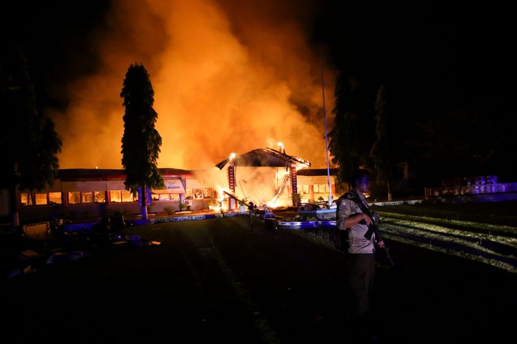 Kebakaran di Rumah Tahanan Donggala, Sulawesi Tengah, Minggu (30/9/2018) pasca kerusuhan tahanan. Kerusuhan dipicu permintaan narapidana dan tahanan dibebaskan untuk menemui keluarga yang terkena musibah gempa tidak dipenuhi. Sekitar 100 tahanan dikabarkan melarikan diri.