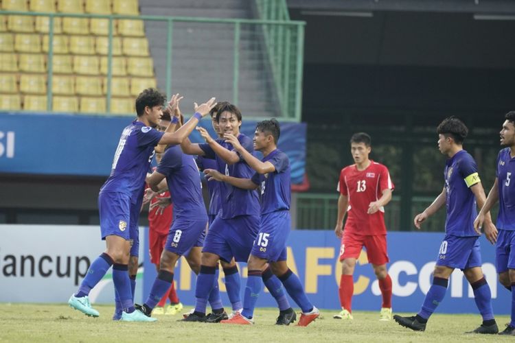 Para pemain timnas U-19 Thailand merayakan gol ke gawang timnas U-19 Korea Utara pada laga pamungkas Grup B Piala Asia U-19 2018, Kamis (25/10/2018)