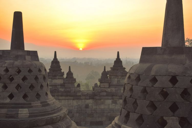 Ilustrasi senja di Candi Borobudur.