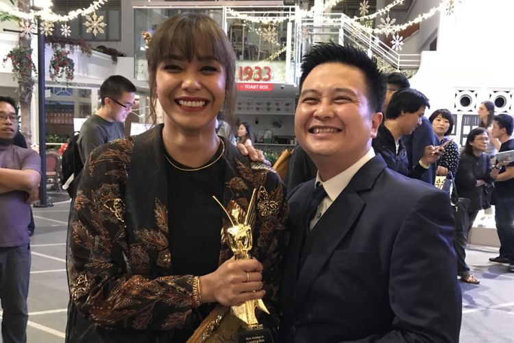 Adinia Wirasti (kiri) dan produser sekaligus sutradara Robert Ronny (kanan) di Asian Academy Creative Awards 2018. 