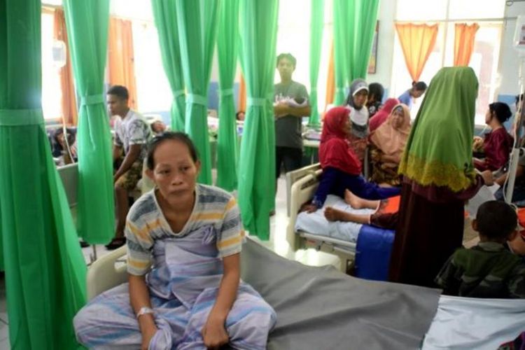 Tak mampu membayar biaya persalinan sebesar rp 4,5 juta, Misnawati, seorang ibu rumah tangga di Kota Baubau, Sulawesi Tenggara, tertahan di RSUD Palagimata dan tak bisa pulang ke rumahnya, Rabu (26/12/2018). 