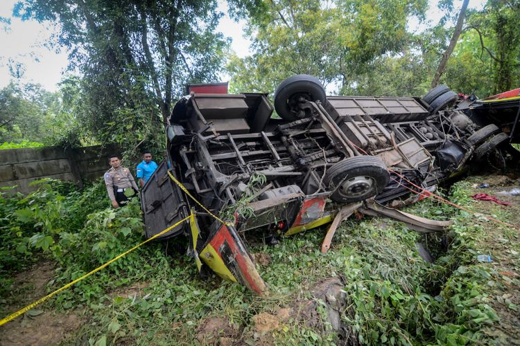 Polisi memeriksa bus Arimbi jurusan Bandung-Merak yang mengalami kecelakaan di kilometer 70+400 Jalan Tol Purwakarta-Bandung-Cileunyi (Purbaleunyi), Kabupaten Purwakarta, Jawa Barat, Senin (28/1/2019). Dalam kecelakaan tersebut setidaknya tujuh orang meninggal dunia. 