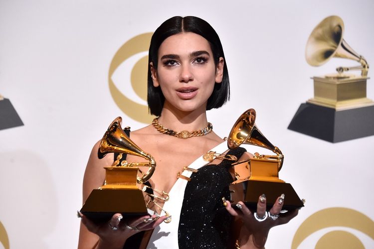 Dua Lipa berpose dengan dua trofi Grammy usai perhelatan Grammy Awards 2019 di Staples Center, Los Angeles, California, Minggu (10/2/2019).  