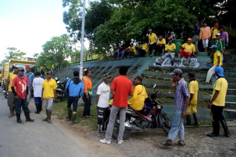 Ratusan petugas kebersihan  Kota Baubau, Sulawesi Tenggara, melakukan aksi mogok kerja di depan Kantor Dinas Lingkungan Hidup Pemerintah Kota Baubau, Jumat (15/2/2019) pagi.  Para petugas kebersihan ini menanyakan gaji yang sudah telat selama sepuluh hari belum juga dibayar. 
