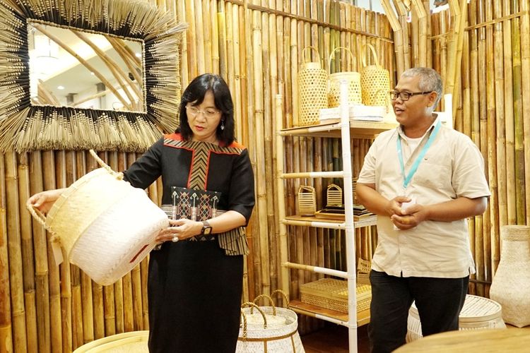 Direktur Jenderal Indusri, Kecil, Menengah, dan Aneka (IKMA) Kementerian Perindustrian Gati Wibawaningsih memperhatikan produk furnitur pada pameran Jogja International Furniture & Craft Fair Indonesia (Jiffina) 2019