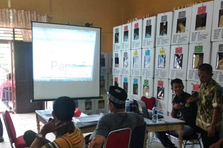 Suasana rekapitulasi ulang di kantor Panitia Pemilihan Kecamatan (PPK) Seunuddon, Kabupaten Aceh Utara, Minggu (5/5/2019)