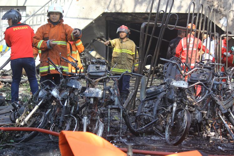 Petugas pemadam kebakaran melakukan pembasahan di lokasi ledakan di Gereja Pantekosta Pusat Surabaya (GPPS), Surabaya, Jawa Timur, Minggu (13/5/2018). Ledakan terjadi di tiga lokasi di Surabaya, yakni di Gereja Kristen Indonesia (GKI), Gereja Pantekosta Pusat Surabaya (GPPS), dan Gereja Katolik Santa Maria Tak Bercela, pada waktu yang hampir bersamaan. ANTARA FOTO/Moch Asim/kye/18