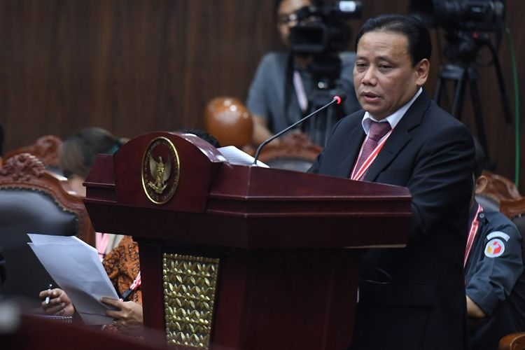 Ketua Bawaslu Abhan menyampaikan keterangan pada sidang lanjutan Perselisihan Hasil Pemilihan Umum (PHPU) Pilpres 2019 di gedung Mahkamah Konstitusi, Jakarta, Selasa (18/6/2019). Sidang tersebut beragendakan mendengarkan jawaban termohon, pihak terkait dan Bawaslu. ANTARA FOTO/Hafidz Mubarak A/wsj.