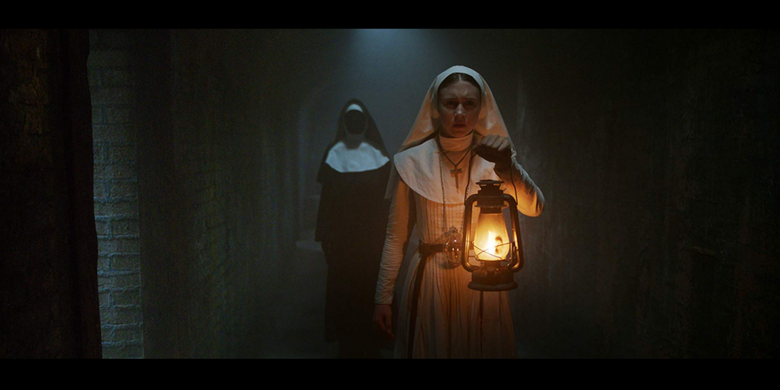 Bonnie Aarons dan Taissa Farmiga berakting dalam film The Nun (2018)