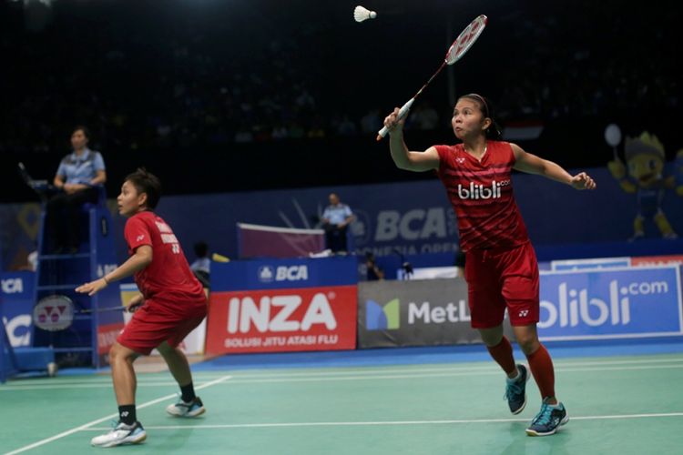 Pemain ganda putri Indonesia, Apriyani Rahayu (kiri) dan Greysia Polii bertanding melawan pemain ganda putri Korea, Chang Ye Na dan Le So Hee pada pertandingan babak kedua BCA Indonesia Open Super Series Premier 2017 di Plenary Hall, Jakarta Convention Center, Kamis (15/6/2017). Greysia Polii dan Apriyani Rahayu gagal melaju ke perempat final setelah kalah dengan skor18-21 dan 14-21.