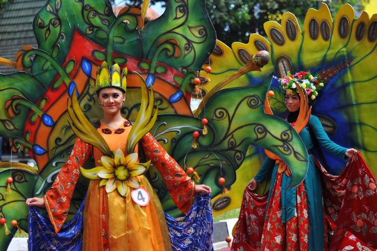 Sejumlah pelajar berbusana kreasi mengikuti pergelaran Batik Carnival tingkat pelajar di halaman pendopo Pengayoman Temanggung, Jawa Tengah, Kamis (20/7/2017). Pergelaran seni budaya yang diselenggarakan Dekranasda (Dewan Kerajinan Nasional Daerah) dan Dinas Pendidikan dan Kebudayaan setempat tersebut merupakan ajang berkreasi dan berekspresi dalam menyalurkan bakat seni. 