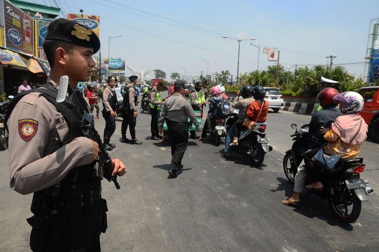 Polisi memeriksa surat kelengkapan pengendara saat razia di jalur Pantura, Kudus, Jawa Tengah, Kamis (7/9/2017). Razia tersebut untuk mengantisipasi mobilisasi massa dan potensi gangguan keamanan terkait aksi peduli Rohingya   di Candi Borobudur, Magelang, Jumat 8 September 2017.