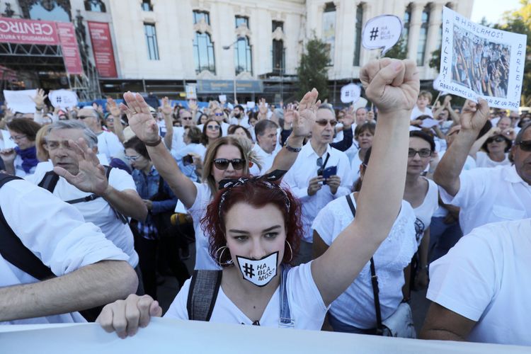 Warga mengikuti aksi demo mendukung dialog untuk menyelesaikan permintaan kemerdekaan Catalonia di Madrid, Spanyol, Sabtu (7/10). ANTARA FOTO/REUTERS/Sergio Perez/djo/17