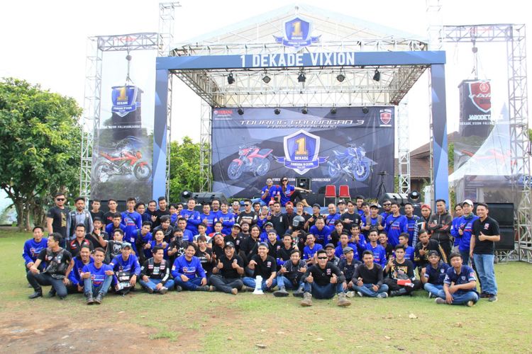 Komunitas dan pengguna Yamaha Vixion dalam perayaan 1 dekade Yamaha Vixion di Indonesia.