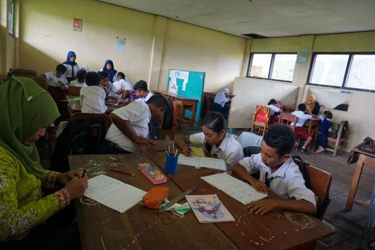 Siswa SLB PGRi Rogojampi harus belajar bersama sama dalam satu ruang setelah ruangan kelas lainnya akan digunakan kantor desa