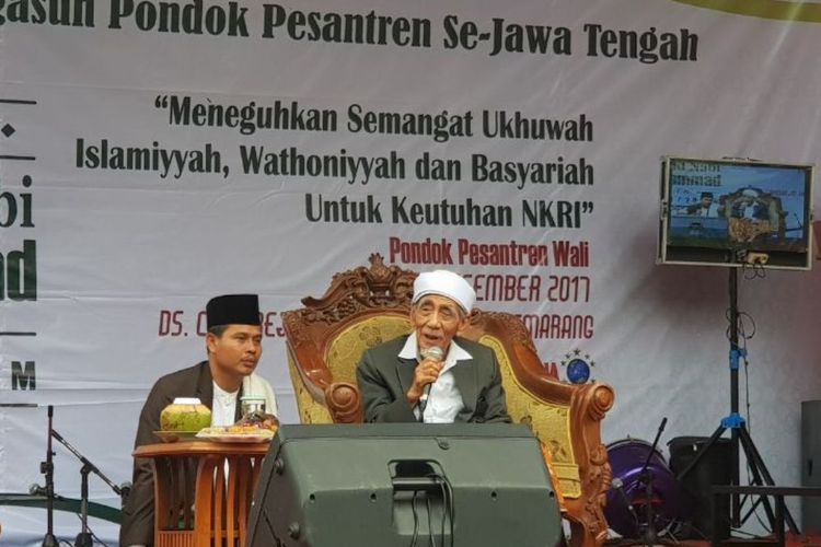 Mustasyar Pengurus Besar Nahdlatul Ulama (PBNU) KH Maimun Zubair dalam Tabligh Akbar Maulid Nabi Muhammad SAW di Pondok Pesantren Wakaf Literasi Islam Indonesia (Wali), Candirejo, Tuntang, Semarang, Sabtu (2/12/2017)   siang. 