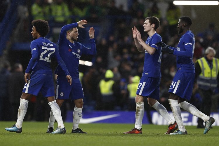 Selebrasi penyerang Chelsea, Eden Hazard (kedua dari kiri), seusai mencetak gol kemenangan dalam drama adu penalti menghadapi Norwich City dalam laga ulangan ronde ketiga Piala FA 2017-2018 di Stadion Stamford Bridge, London, Inggris, pada Rabu (17/1/2018). 