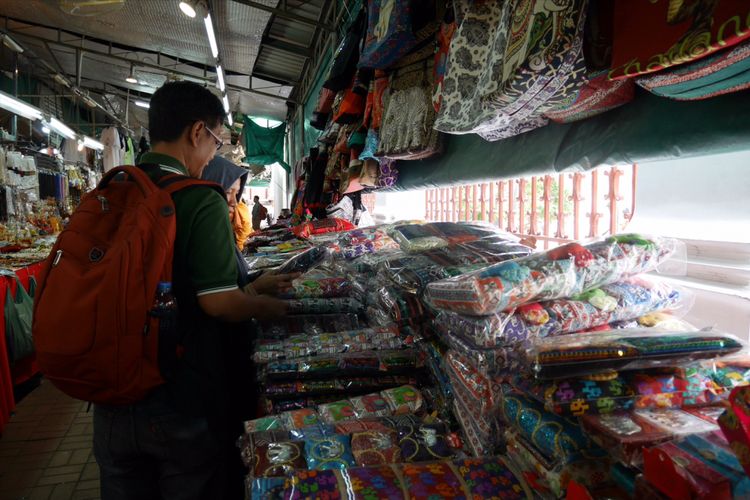 Peserta Cordela Vacation Trip to Thailand menyempatkan berbelanja saat berada di Wat Arun Bangkok, Thailand, Minggu (4/2/2018). 